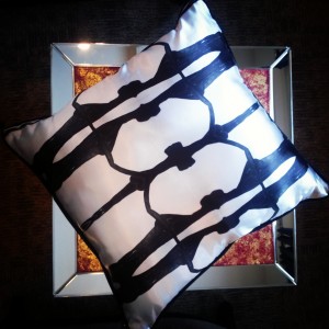 Strong contrast of colours can brighten up any room. Here we used the Satin F.K. pillow in black and white.